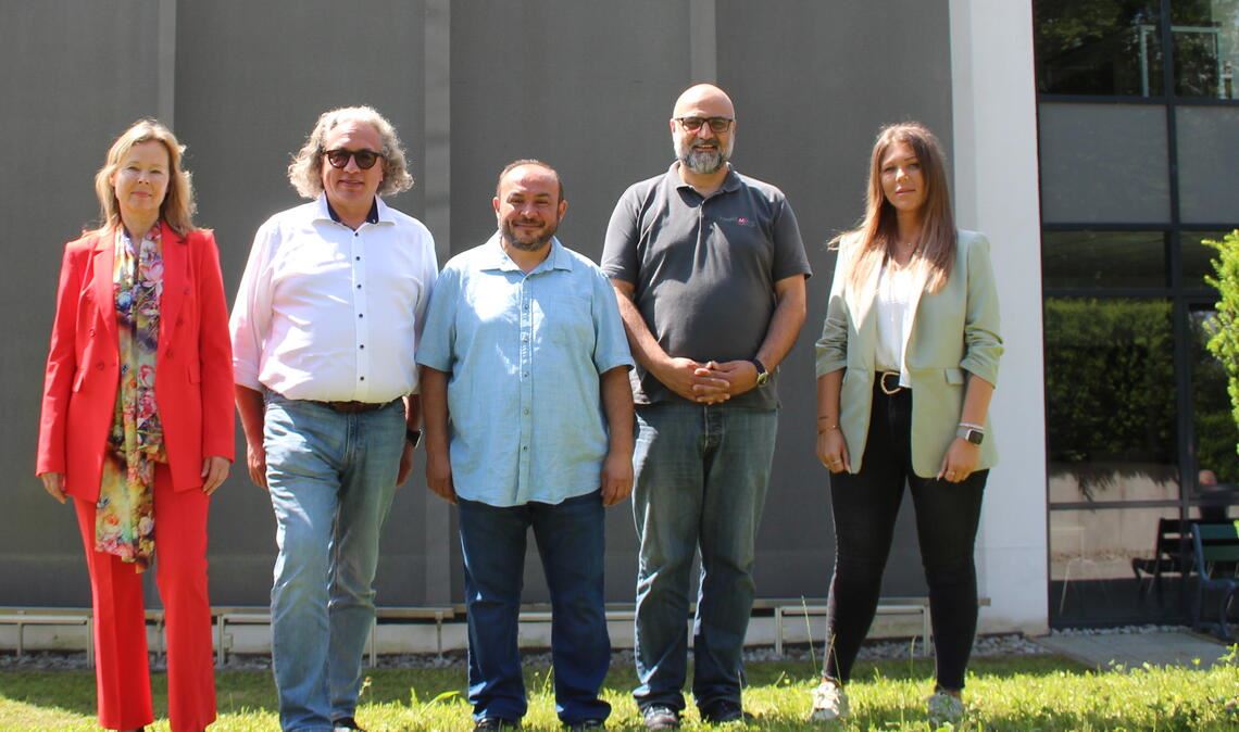 Nach dem Schock kommt der Neuanfang Profitieren von einer guten Zusammenarbeit (v.li.): Martina Lehman, Jörg Schüle. Muammer Kartal, Ilbay Sariyildiz (Leiter Ringgeflecht-Poduktion) und Anna-Lena Gauß. Foto: Steigleder