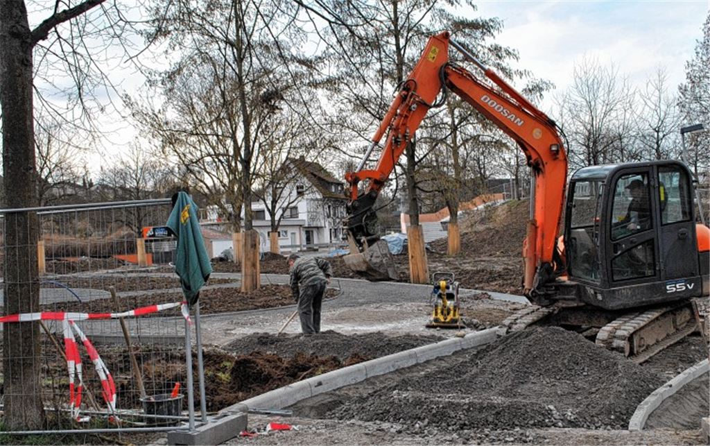 Projekt macht Fortschritte: Auf dem Gartenschaugeländ wird kräftig gearbeitet. Kleines Bild unten: die Skulptur „Das Gespräch“.Fotos: Stahlfeld