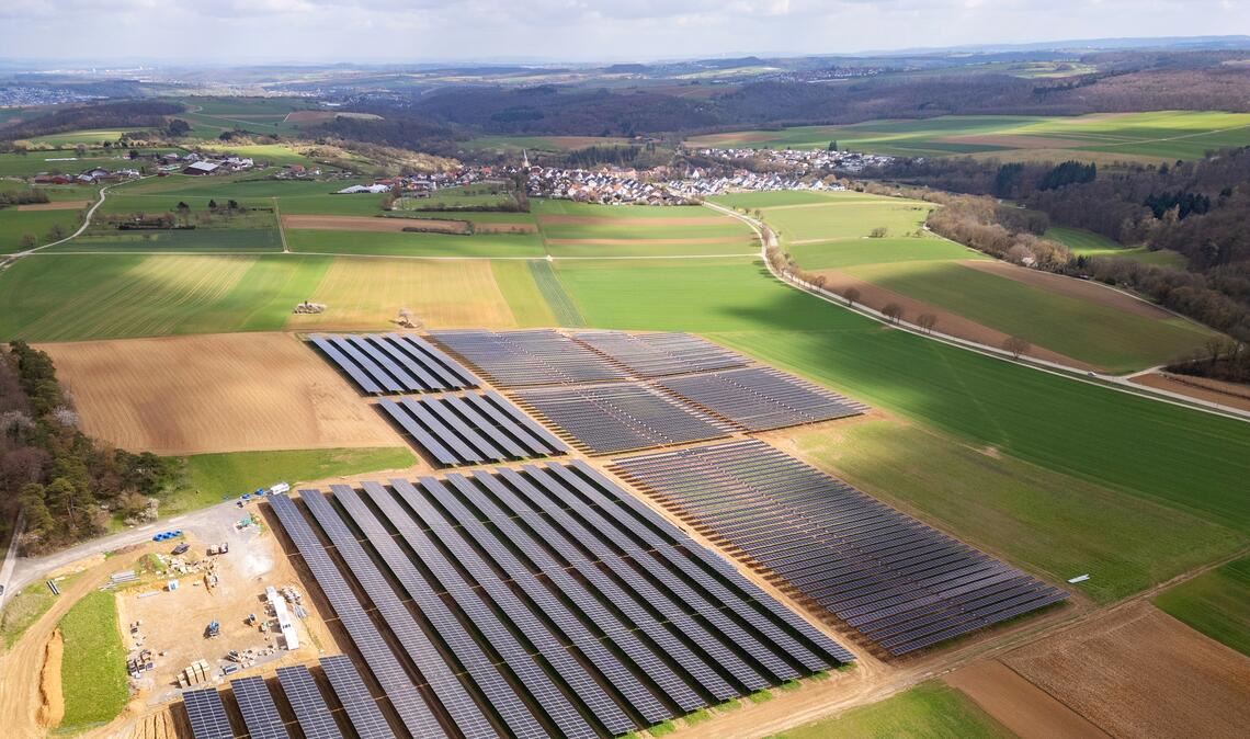 Projekte wie solch eine große Photovoltaik-Anlage – hier bei Großglattbach – könnte die Stadt Maulbronn künftig mithilfe einer Energiegesellschaft umsetzen. Foto: Archiv