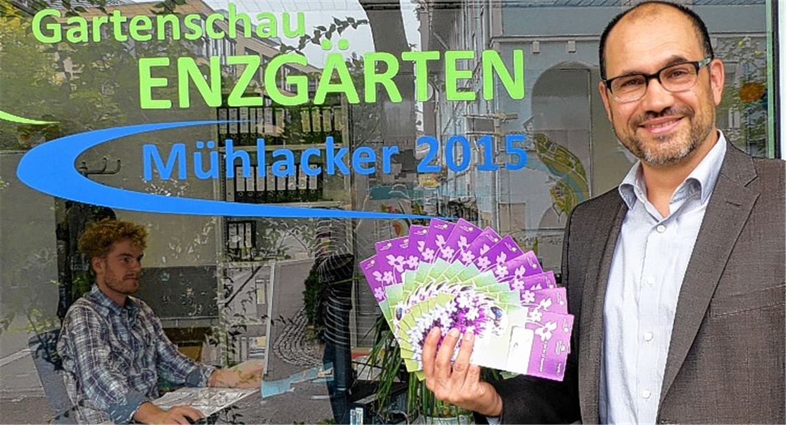 Projektleiter Armin Dauner mit dem frisch gedruckten Flyer.
