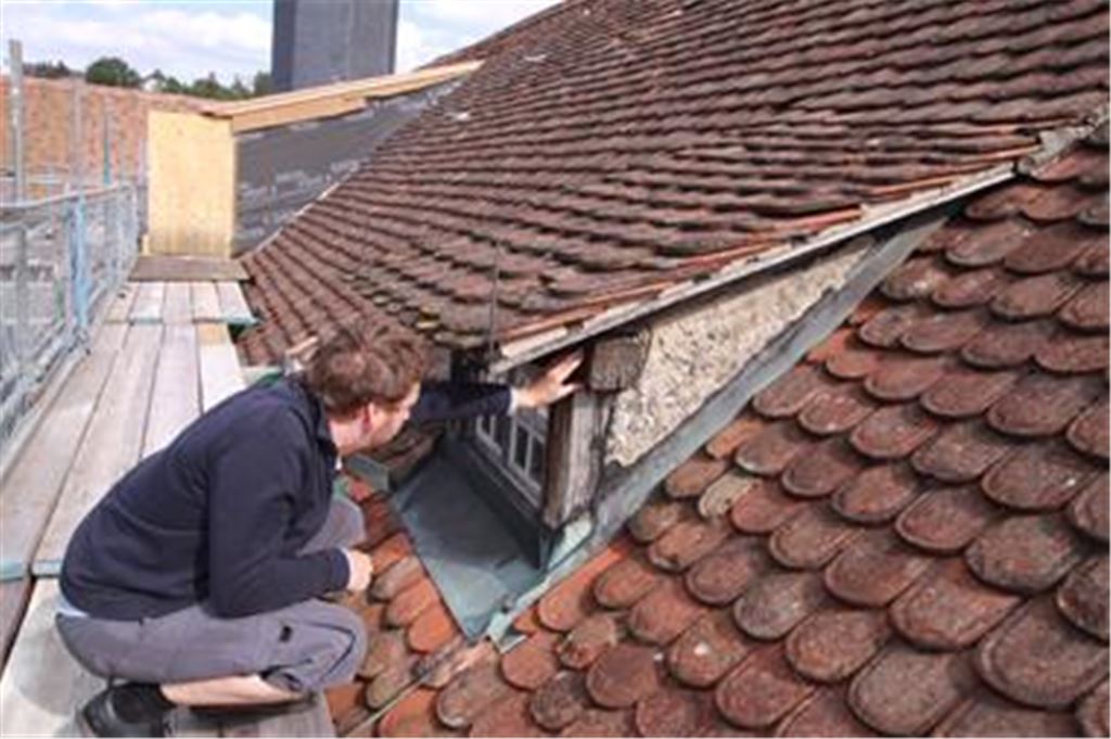 Projektleiter Holger Probst prüft eine Gaube auf dem Dach der Klosterkirche.
Foto: Franz