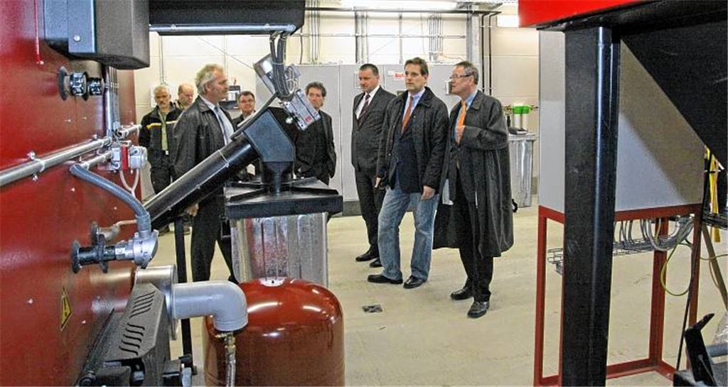 Projektleiter Karl-Heinz Kühler (3.v.li.) erläutert die Technik des neuen Heizkraftwerks. Aufmerksame Zuhörer sind (v.re.): Karl-Heinz Zeller, Umweltdezernent im Landratsamt, der FDP-Bundestagsabgeordnete Professor Dr. Erik Schweickert, sein Parteifreund Dr. Hans-Ulrich Rülke aus dem Landtag sowie die Gemeinderäte Peter Pförsich und Hans Sturm und Revierförster Rolf Esslinger (li.).Foto: Goertz