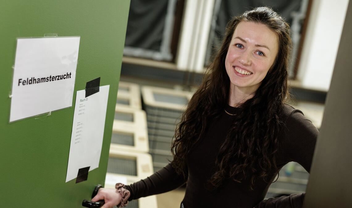 Projektleiterin Anika Hirz achtet bei den Verpaarungen von Feldhamstern auf die genetische Vielfalt.