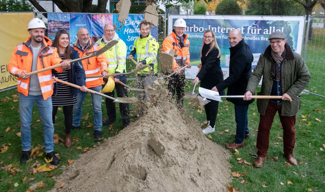 Projektpartner zeigen beim Spatenstich für den Ausbau des Glasfasernetzes in Mühlhausen vollen Einsatz. Für Wirbel sorgen unter anderem OB Frank Schneider für die Stadt Mühlacker (v.re.), Stadtwerke-Chef Roland Jans, Tina Argento von Netze BW sowie Karl Jelinski von der ausführenden Baufirma Leonhard Weiss. Foto: Fotomoment