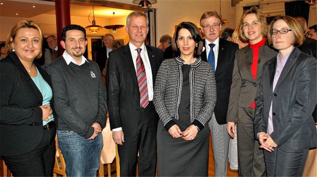 Prominente Runde (v. li.): Selma und Hasan Özer, Lions-Präsident Thomas Knapp, Integrationsministerin Bilkay Öney, Lions-Governor Gerhard Leonsowie die Lions-Vizepräsidentinnen Sandra Sailer und Isabelle Ziegler. 