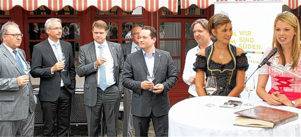 Prominenter Auflauf zu schwäbisch-badischen Grenzgänger-Geschichten in Oberderdingen (v. li.): Bürgermeister Thomas Nowitzki, Landrat Christoph Schnaudigel, Tourismus-Verbandschef Andreas Braun, Bürgermeister Karl-Heinz Hauser (Kürnbach), Minister Alexander Bonde, Weingut-Betreiber Manuel Lutz und die Weinköniginnen Josefine Schlumberger und Theresa Olkus. Foto: Kollros