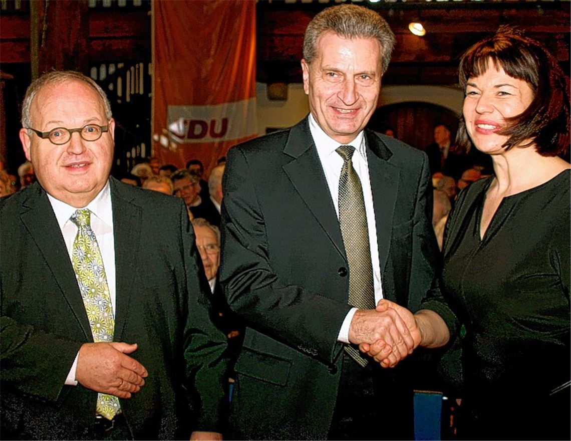 Prominenter Besuch aus Brüssel: EU-Kommissar Günther Oettinger (Mitte) mit der Mühlacker CDU-Stadtverbandsvorsitzenden Kathrin Bossert-Fröhle und dem Gemeinderatsfraktionschef Günter Bächle. Foto: Kollros