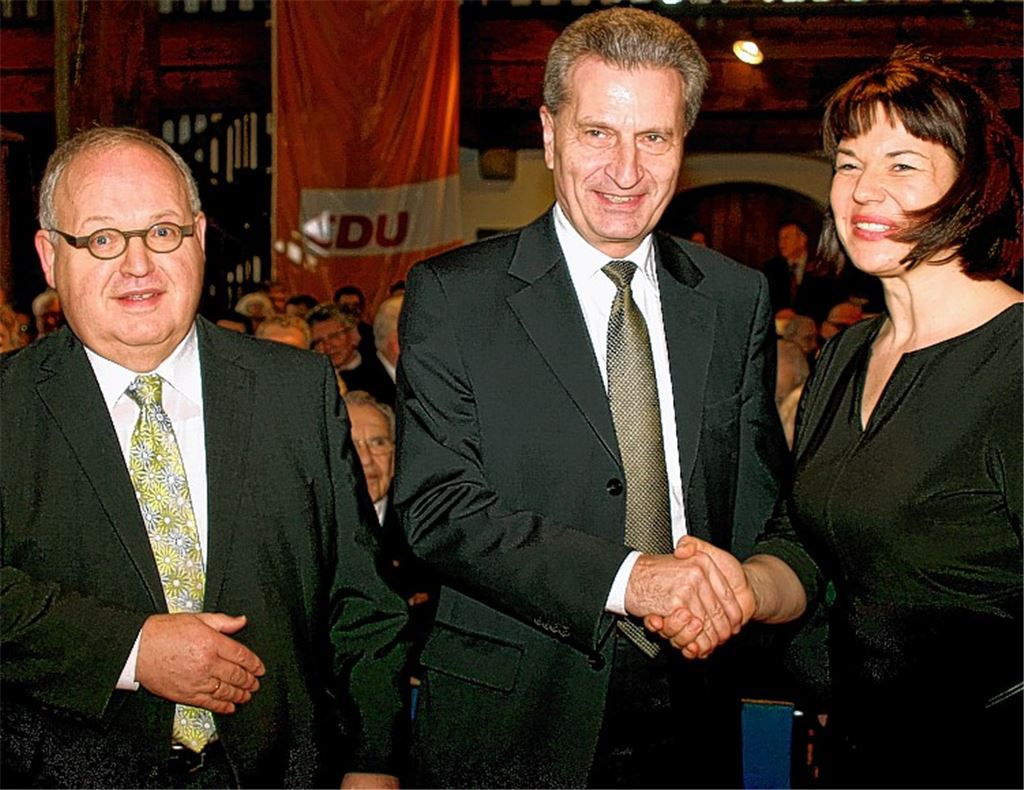 Prominenter Besuch aus Brüssel: EU-Kommissar Günther Oettinger (Mitte) mit der Mühlacker CDU-Stadtverbandsvorsitzenden Kathrin Bossert-Fröhle und dem Gemeinderatsfraktionschef Günter Bächle. Foto: Kollros