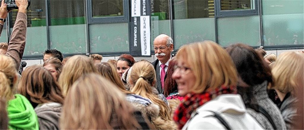 Prominenter Gast auf dem Schulhof: Daimler-Vorstandschef Dieter Zetsche reiht sich am Hilda-Gymnasium in die Menschenkette gegen Rassismus ein. Fotos: Goertz