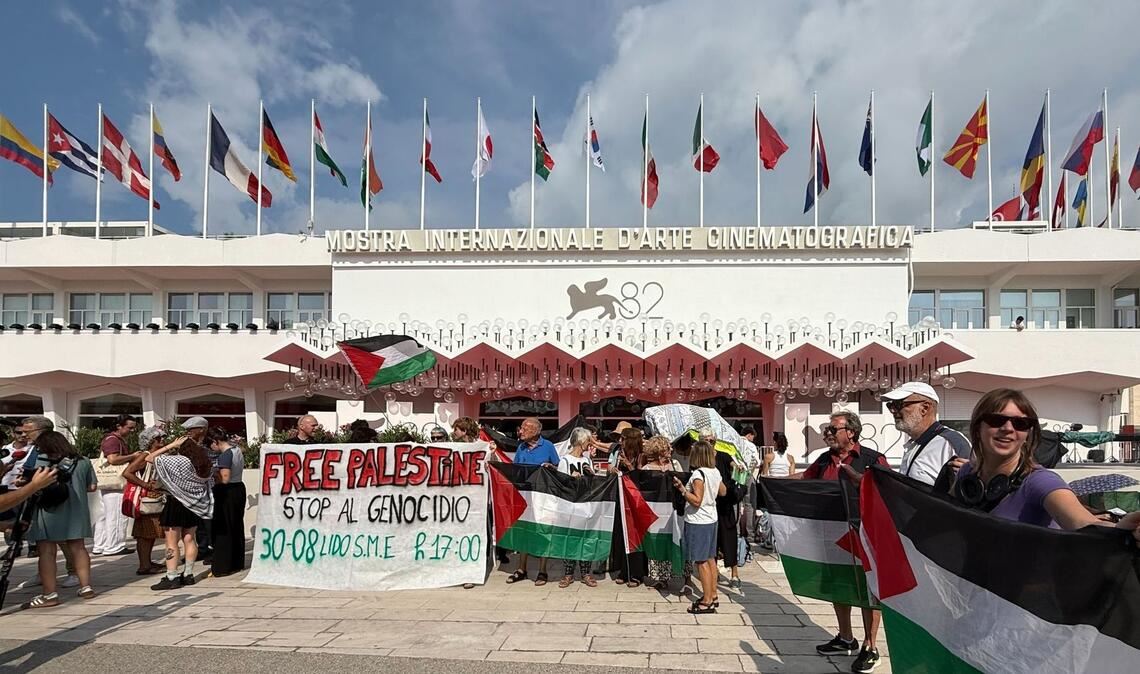 Propalästinensische Demonstranten vor dem Palazzo del Cinema.