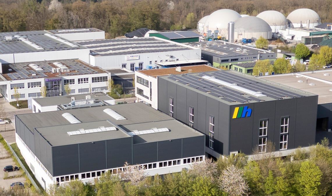 Proppenvoll: Im Gewerbegebiet „Waldäcker“, wo die Firma Heidinger (vorne) erweitern will, gibt es praktisch keine Entwicklungsmöglichkeiten für die Betriebe mehr. Foto: Fotomoment