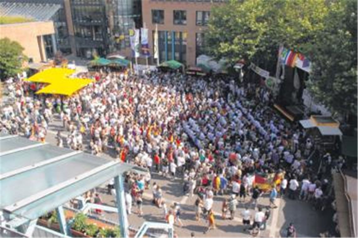 Proppenvoll ist der Kelterplatz auch ganz sicher auch am kommenden Samstag, wenn um 16 Uhr der Knaller Deutschland gegen Argentinien auf dem Spielplan steht. Foto: Eigner