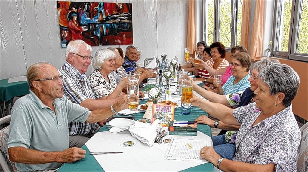 Prosit! Die Elu-Senioren stoßen gut gelaunt miteinander an. Foto: Sadler