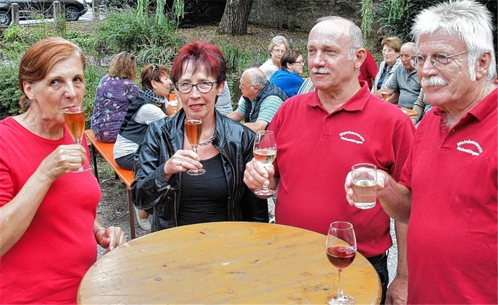 Prosit (v. li.): Waltraut Ertner, Ortsvorsteherin Waltraud Piechatzek, Horst Steinhilper und Karl Krauß vom Weinbauverein.