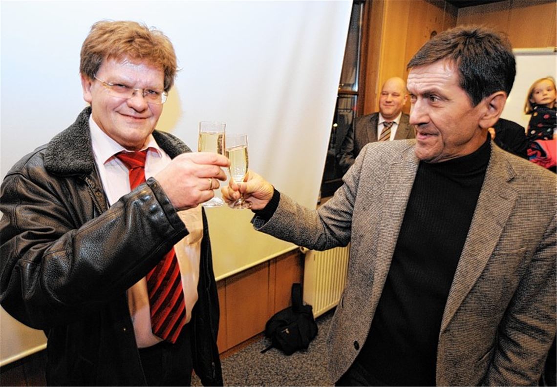 Prost: Amtsinhaber Karlheinz Oehler (li.) stößt mit seinem ehrenamtlichen Stellvertreter Rainer Zundel an.