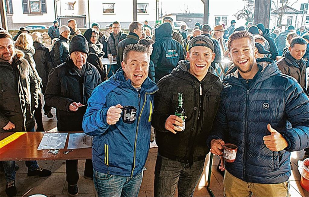 Prost und Daumen hoch für das Jahr 2020 – so lautet das Motto beim Silvestertreff für Thorsten Weiß, Jannis Koschnike und Nick Bonnet (v. li.) vom FV Lienzingen. Foto: Fotomoment