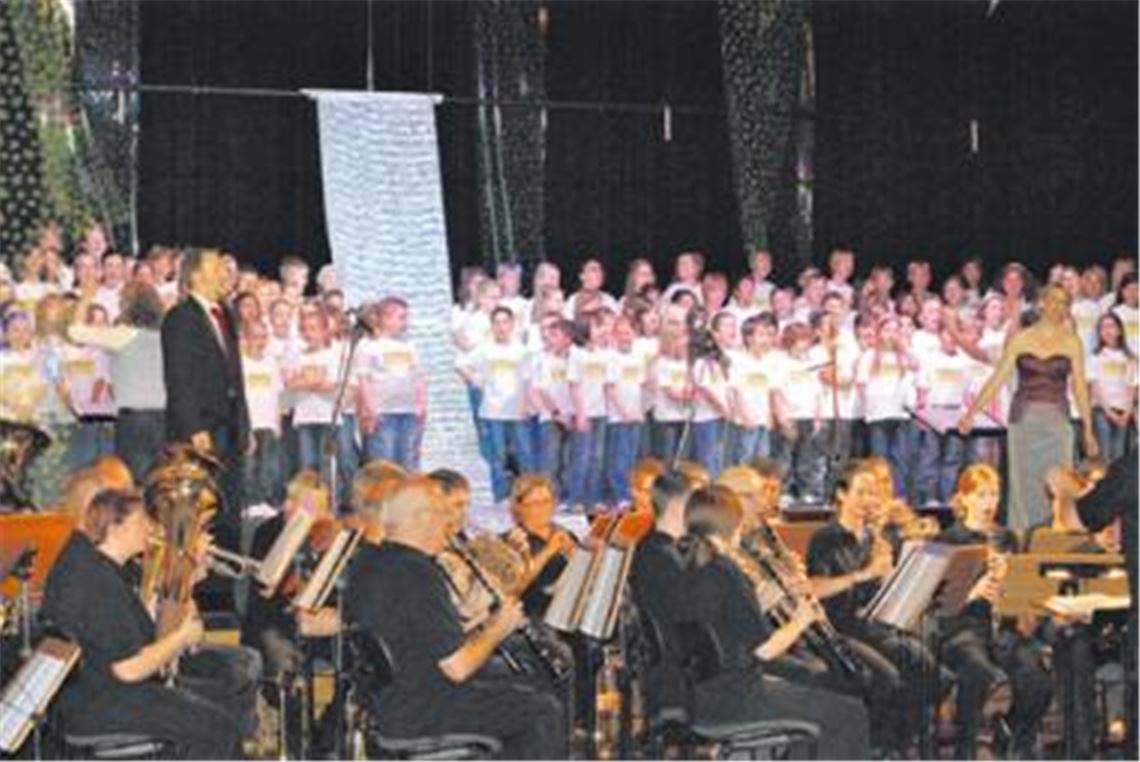 Protagonisten eines gelungenen Projekts: Die Musiker des Musikvereins Mühlacker mit 150 Schülern von der Schiller-Grundschule, der Mörike-Realschule und dem Theodor-Heuss-Gymnasium. Foto: Stahlfeld