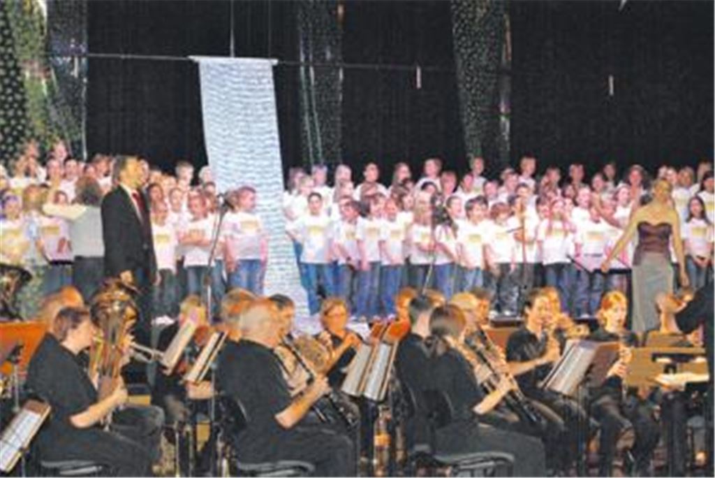 Protagonisten eines gelungenen Projekts: Die Musiker des Musikvereins Mühlacker mit 150 Schülern von der Schiller-Grundschule, der Mörike-Realschule und dem Theodor-Heuss-Gymnasium. Foto: Stahlfeld