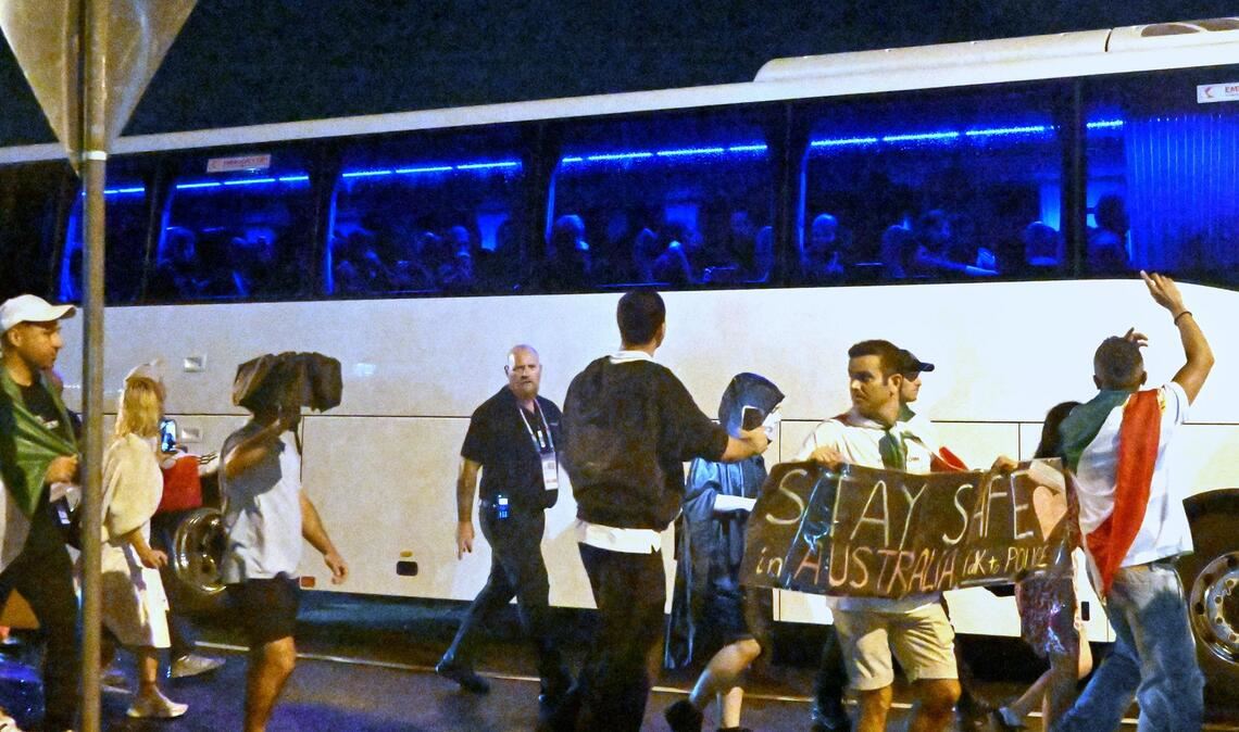 Protest-Aktion bei der Abreise der iranischen Mannschaften.