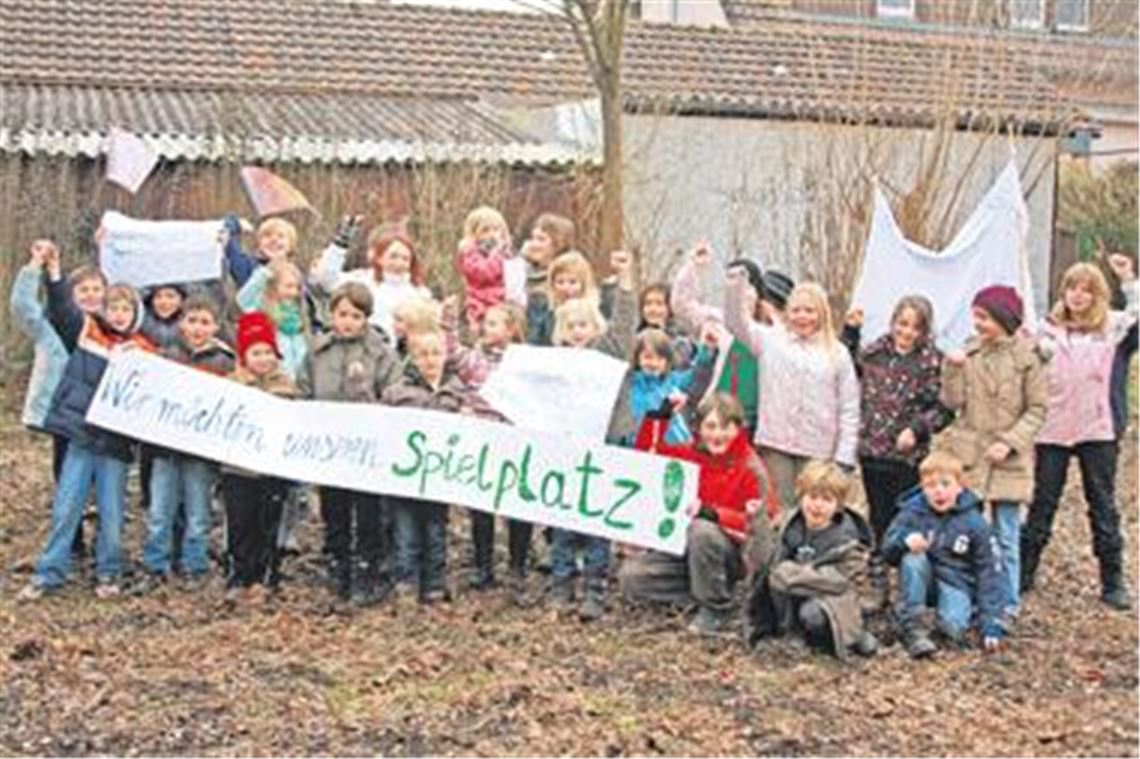 Protest: Im Wohngebiet Bannholz wehren sich Eltern und Kinder gegen die Pläne, den Spielplatz an der Danziger Straße zu schließen  und wünschen sich stattdessen neue Spielgeräte.
Foto: privat