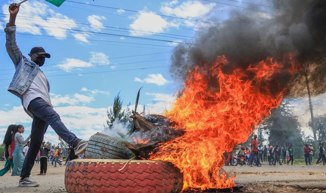 Protest gegen geplantes Ebola-Quarantänezentrum: Brennende Barrikade in Kenia