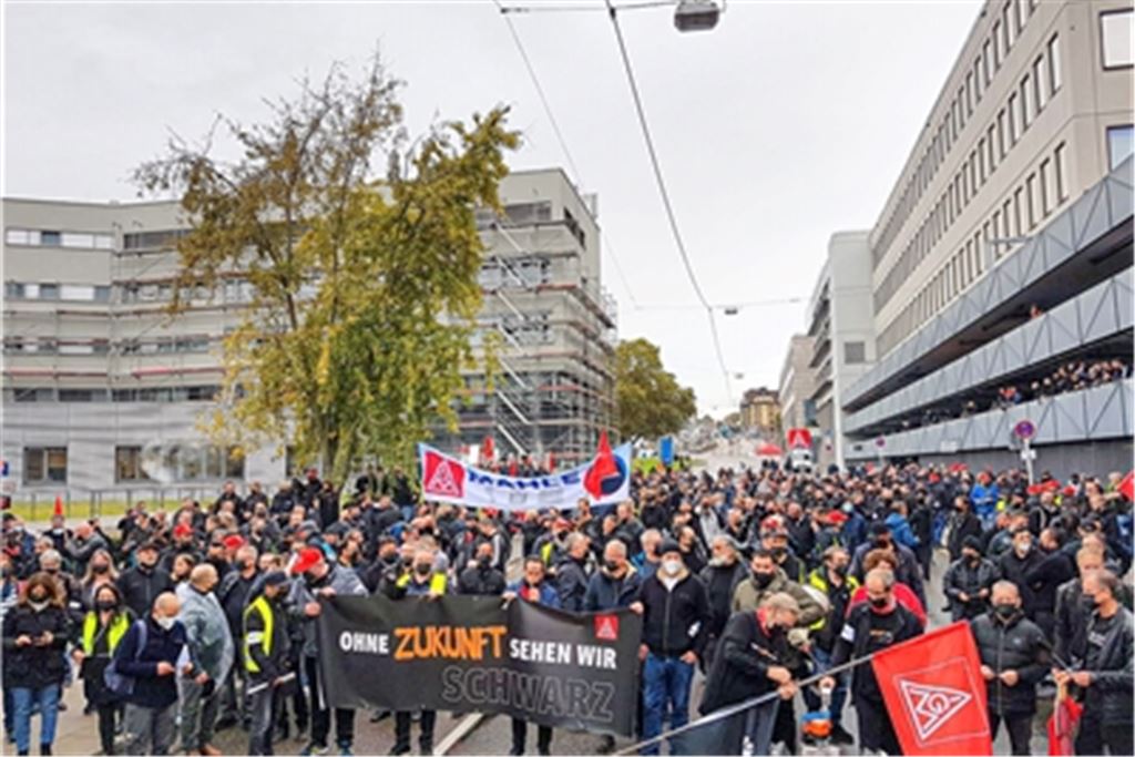 Protestaktion von Beschäftigten der Firma Mahle Behr. Die Arbeitnehmer wehren sich gegen eine Streichung zahlreicher Stellen in verschiedenen Werken. Foto: IG Metall