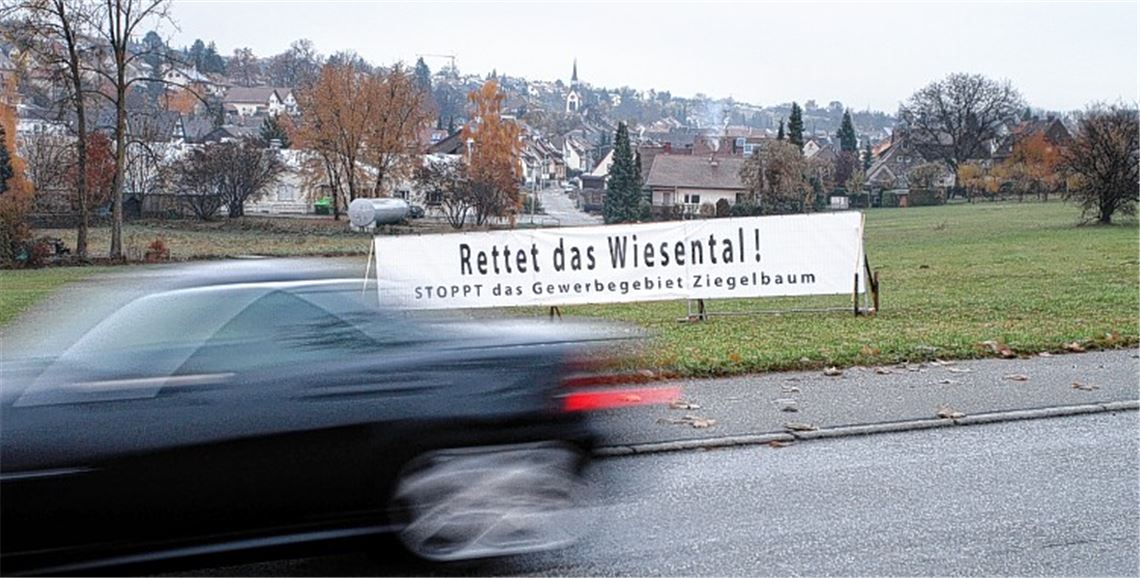 Protestbanner gegen das geplante Gewerbegebiet „Ziegelbaum“. Foto: Tilo Keller