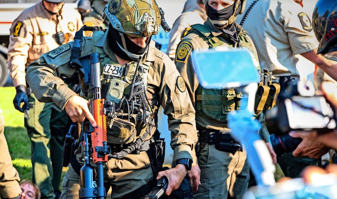 Proteste gegen die ICE-Einheiten werden von Sicherheitskräften mitunter rigide aufgelöst.