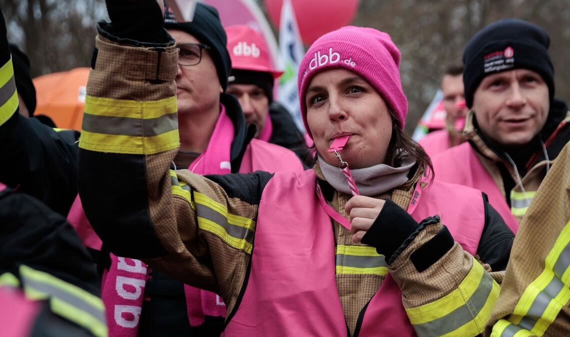 Proteste zum Verhandlungsauftakt.