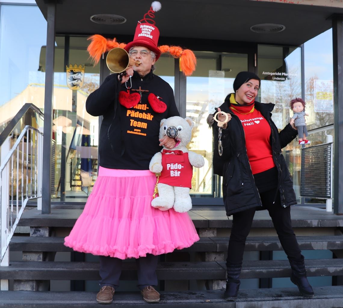 „Kinderschützer“ wird mit seinen Aktionen zum Fall für das Amtsgericht Prozess um einen passionierten Kinderschützer: Günter Nakath und Neli Heiliger vom Anti-Pädobär-Team vor dem Amtsgericht in Pforzheim. Foto: Jähne