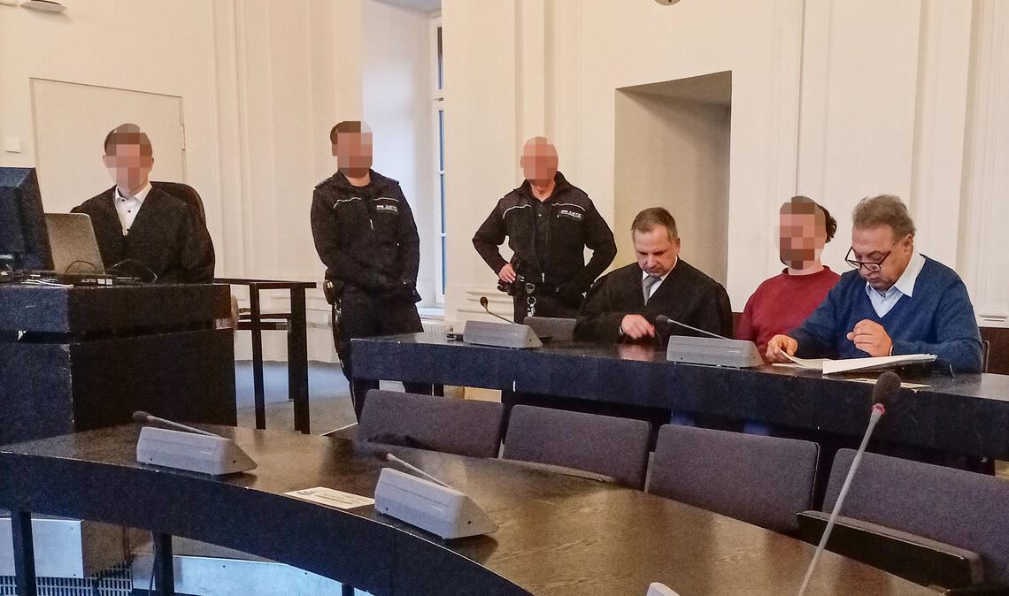 Iraker gesteht Mordversuch an junger Frau in Lienzingen Prozessauftakt am Schwurgericht in Karlsruhe: der Angeklagte (im roten Pulli) mit seinem Verteidiger Kiriakos Sfatkidis (3. v. re.) und dem Dolmetscher. Foto: Deeg