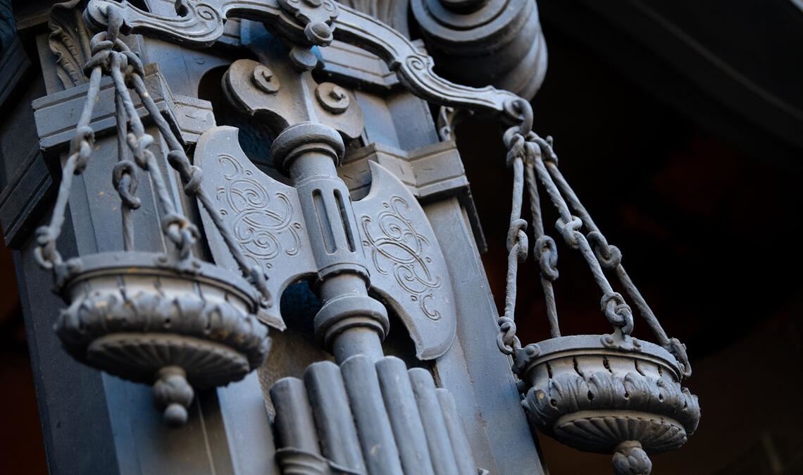 Prozessbegleitung soll es für alle Opfer schwerer Straftaten geben. (Symbolbild)