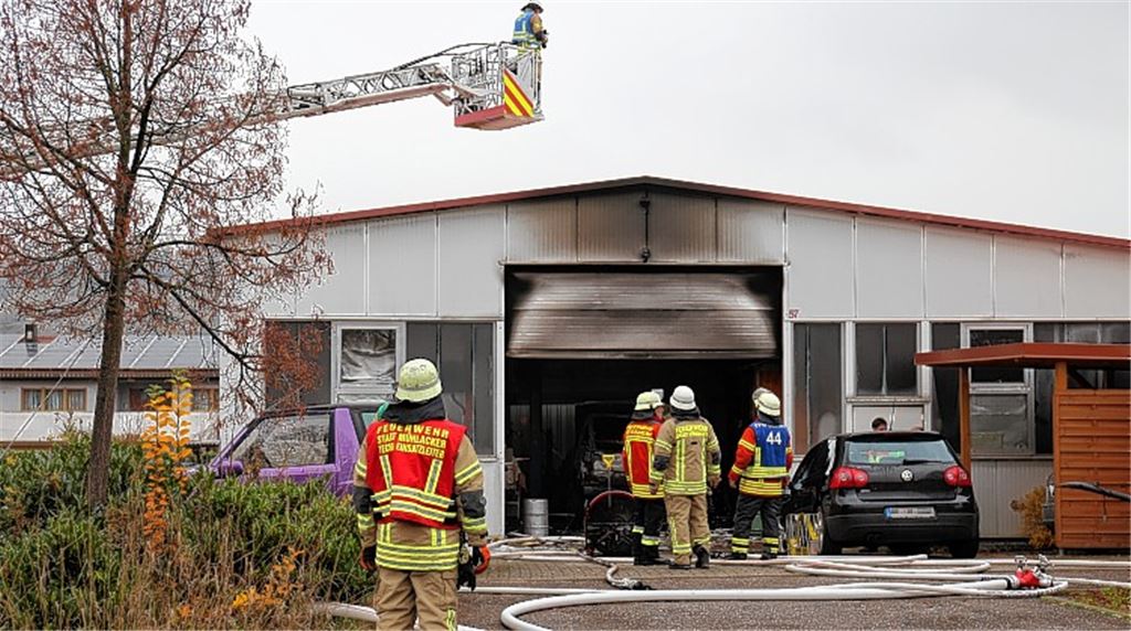 Schweißarbeiten setzen Geländewagen in Brand