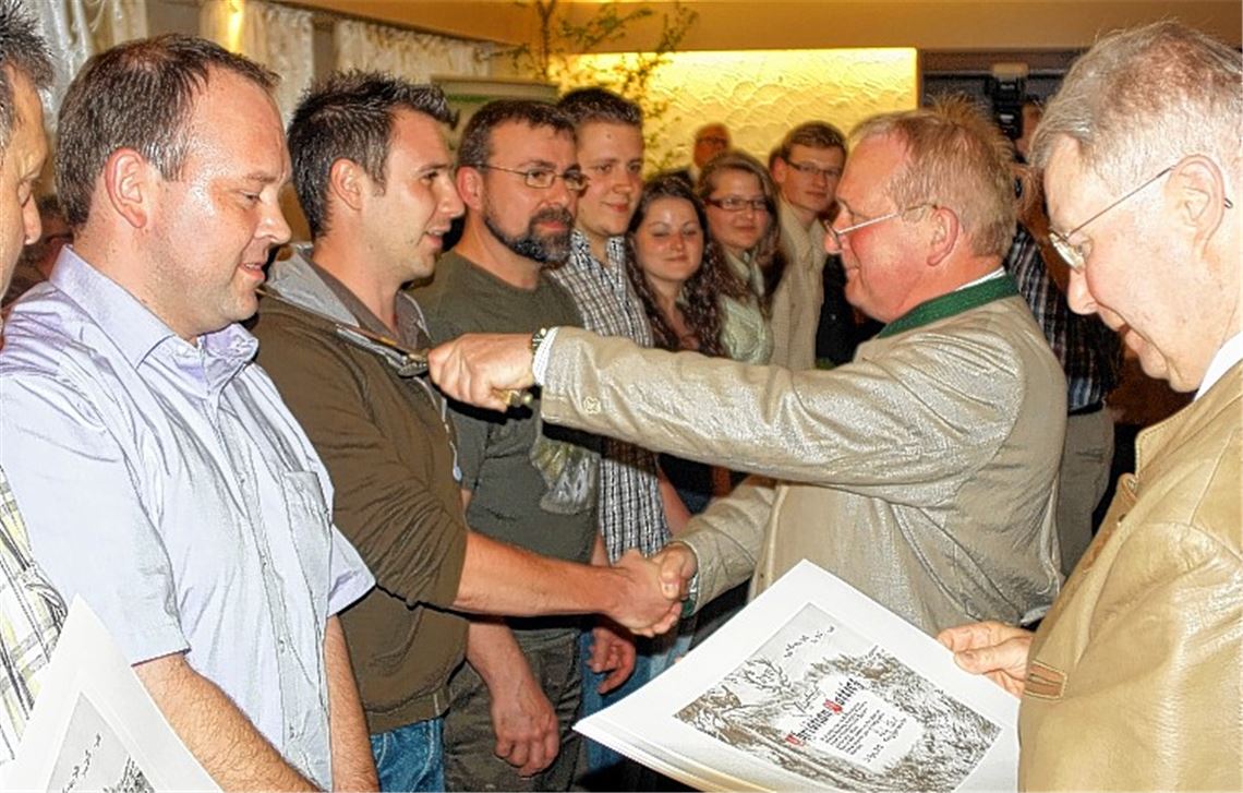 Prüfung bestanden: Jungjäger erhalten ihre Jägerbriefe. Foto: Rohn