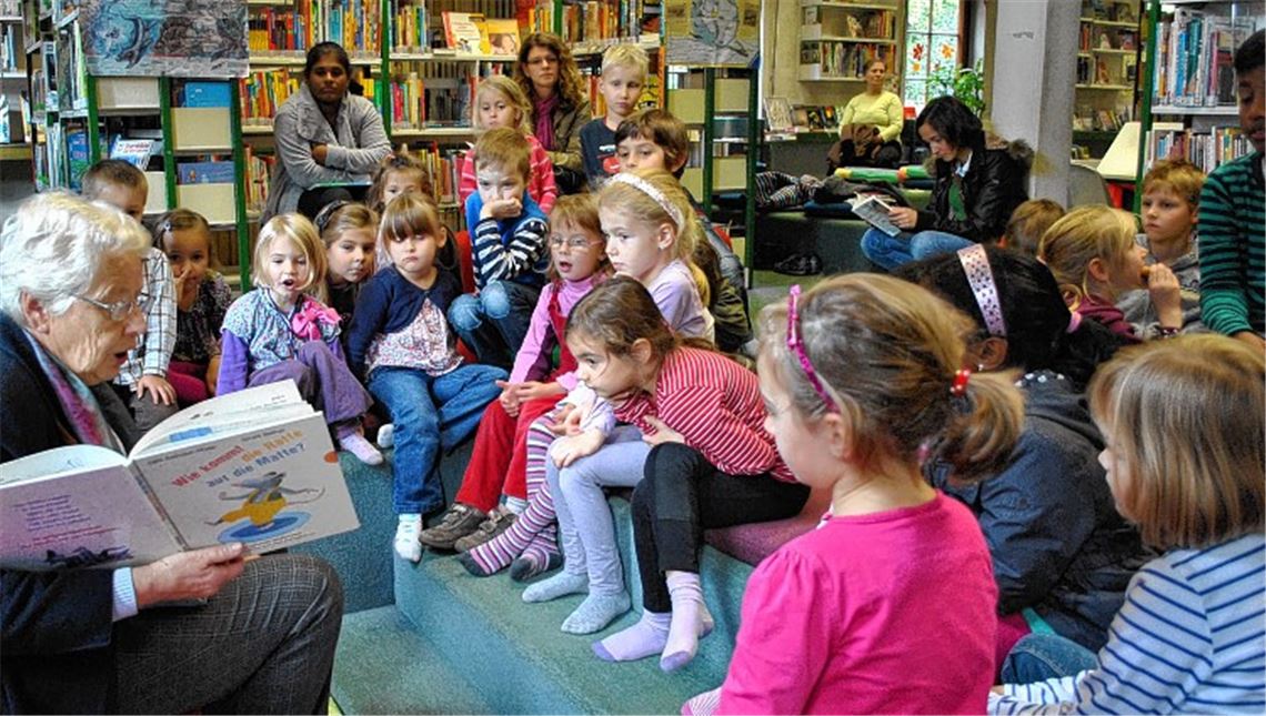 Pssst! Anneliese Becker liest.Foto: Stahlfeld