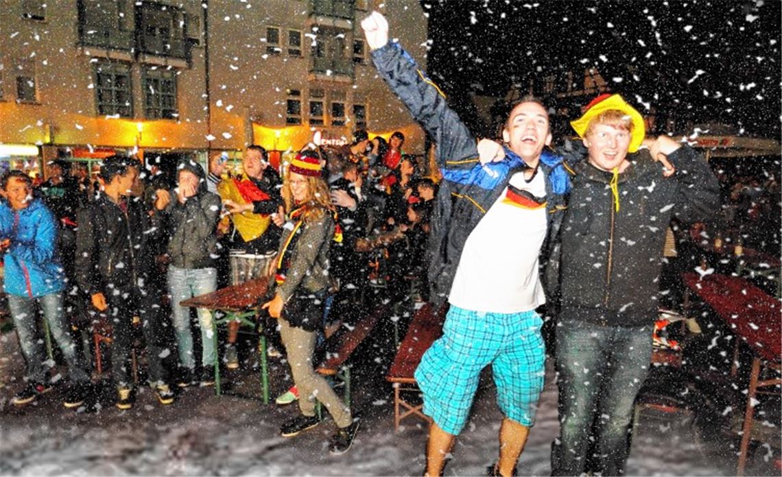 Public Viewing in der kalten Jahreszeit: Die Vorstellung lässt viele frösteln.Fotomontage: Kruse