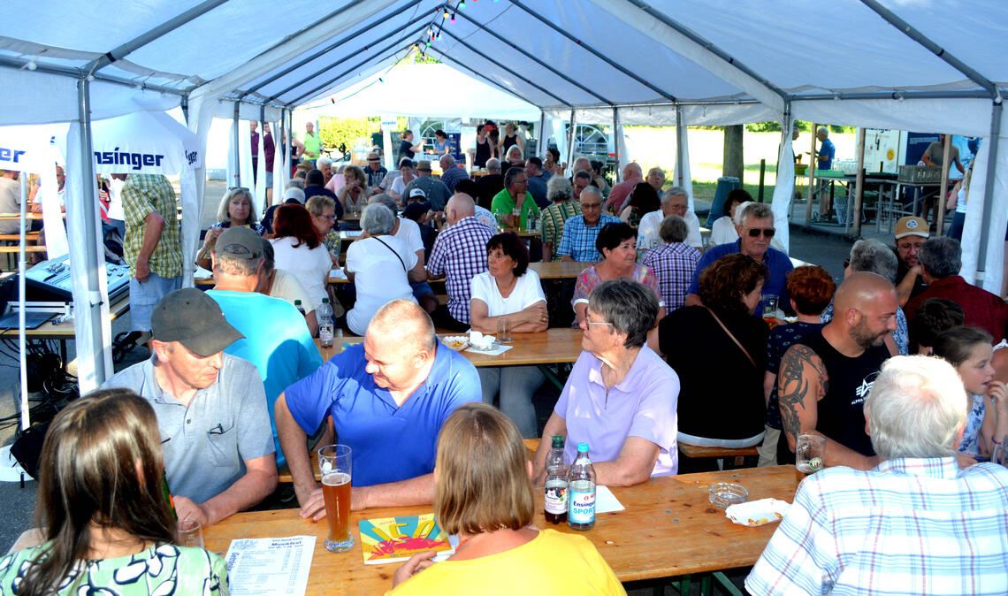 Publikum am Samstagabend im Pavillon. Fotos: Stahlfeld