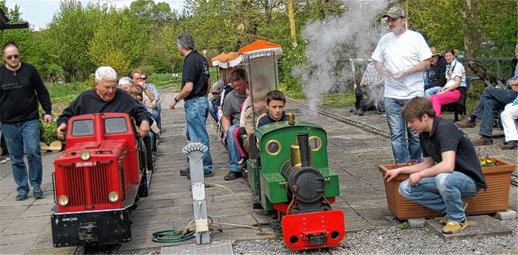 Pünktlich um 11.00 Uhr erfolgt der Anpfiff. Blank geputzt stehen die Loks für die Fahrgäste bereit.