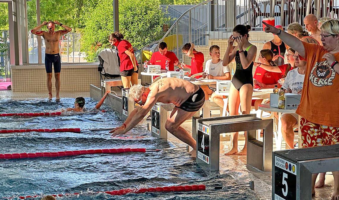 Pünktlich um 18 Uhr springen bei der 21. Auflage des Schwimm-Marathons die Sportlerinnen und Sportler ins Wasser. Foto: Recken