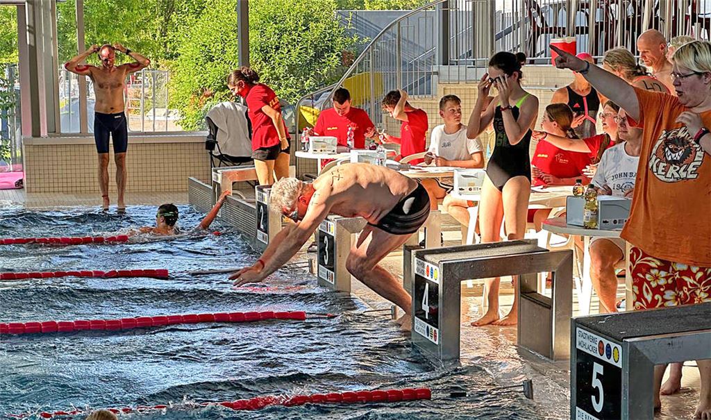 Pünktlich um 18 Uhr springen bei der 21. Auflage des Schwimm-Marathons die Sportlerinnen und Sportler ins Wasser. Foto: Recken