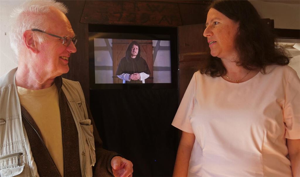 Pünktlich zum Doppeljubiläum ist die Ausstellung mit einem Video mit TV-Star Michael Baral moderner geworden, freuen sich Albert de Lange und Karina Beck. Fotos: Friedrich