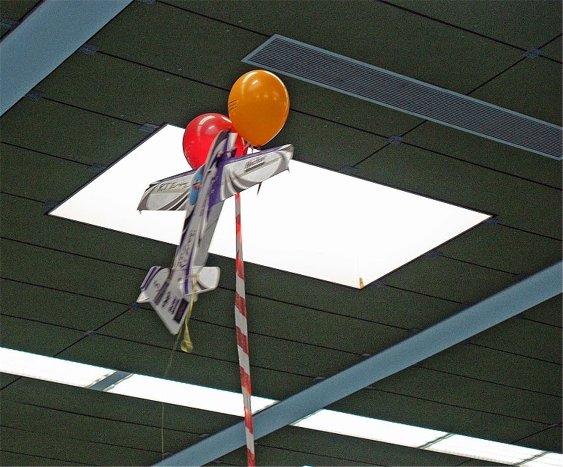 Punktgenauer angesteuert: Beim Zielflug müssen die Flieger die Luftballons zum Platzen bringen, die unter der Hallendecke hängen.