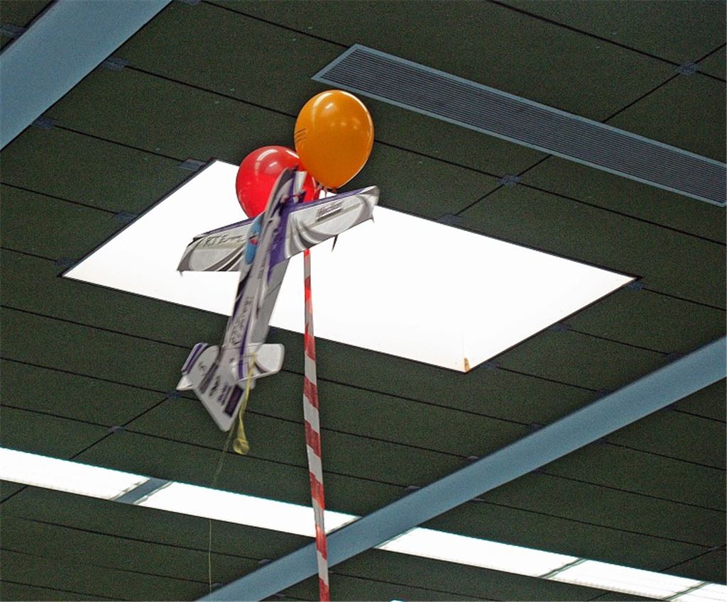 Punktgenauer angesteuert: Beim Zielflug müssen die Flieger die Luftballons zum Platzen bringen, die unter der Hallendecke hängen.