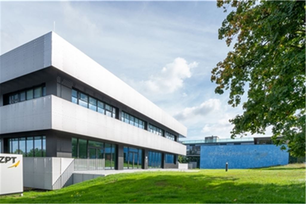 Punktlandung: In Pforzheim wird nach anderthalb Jahren Bauzeit in direkter Nähe der Hochschule das Zentrum für Präzisionstechnik eröffnet. Gäste aus Wirtschaft und Politik lassen sich die Räume zeigen (unten). Fotos: privat