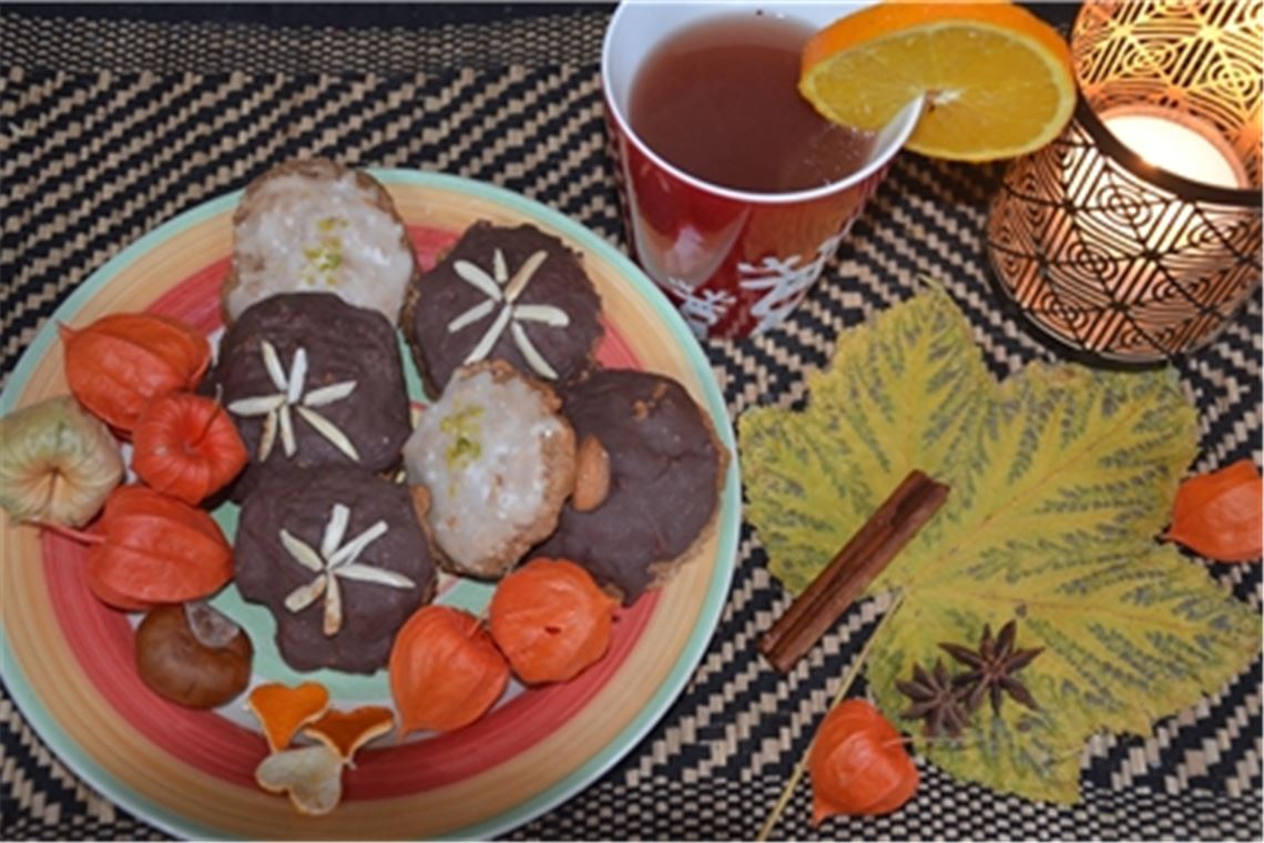 Punsch und Lebkuchen, dazu eine Kerze und etwas Dekoration können gegen das Novembergrau helfen. Fotos: Bischoff-Krappel