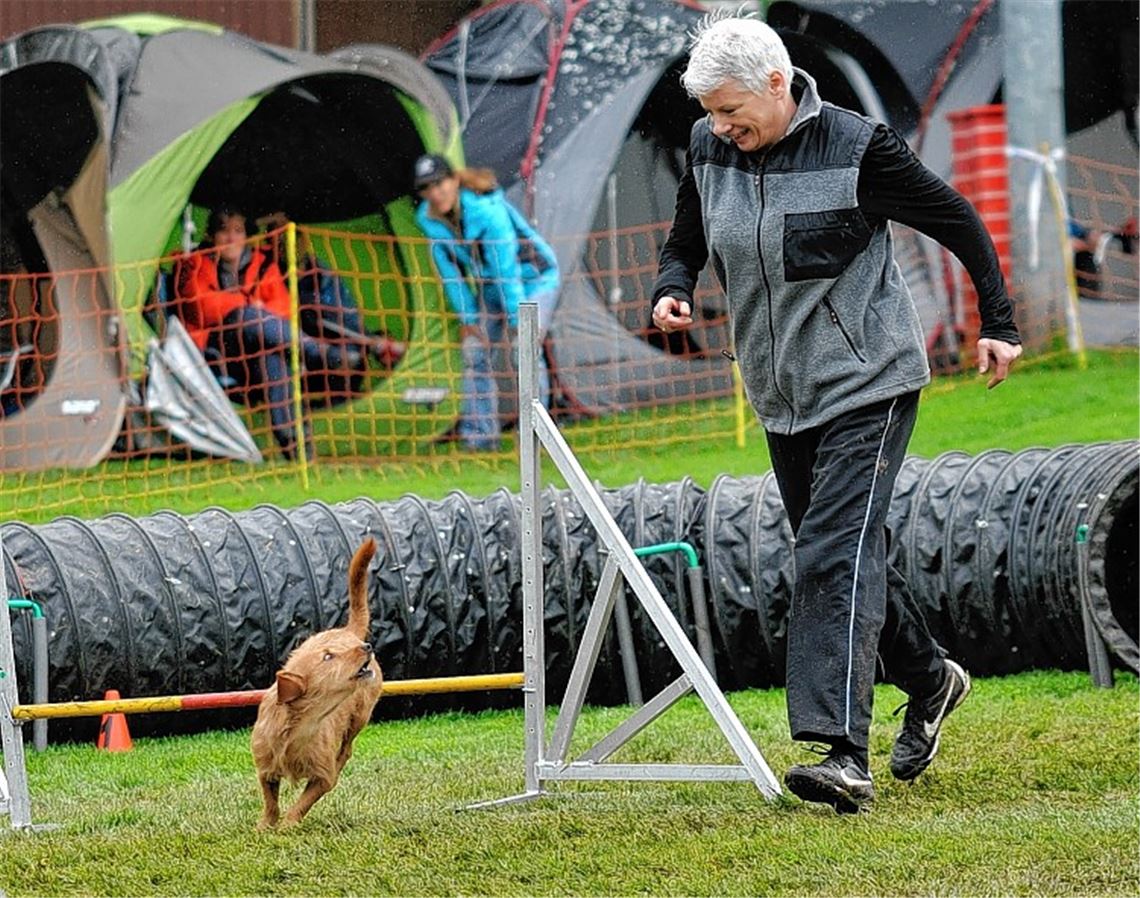 Puntik wieselt mit Gundula Przybilla durch den Parcours. Foto: Heintel