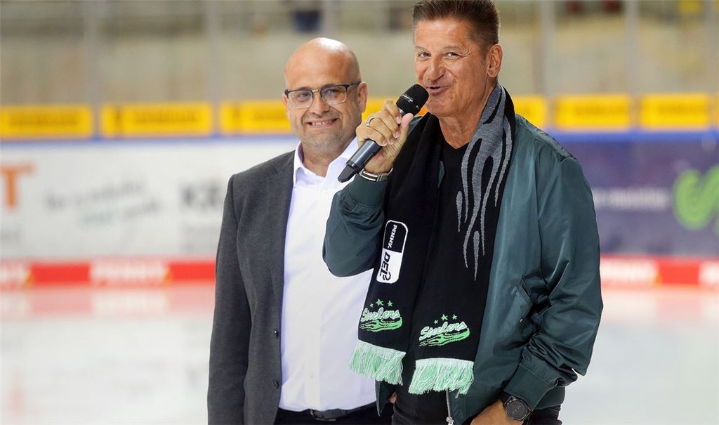 Pur-Sänger Hartmut Engler (re.) besucht regelmäßig Spiele der Bietigheim Steelers, hier mit Geschäftsführer Volker Schoch.