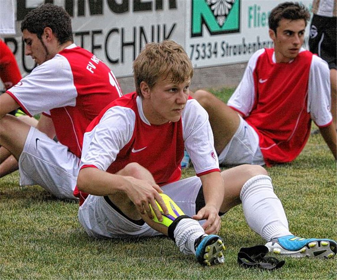 Pure Entttäuschung bei den Knittlinger Spielern, die mitansehen, wie Büchenbronn auf der anderen Platzseite feiert. Foto: Eigner