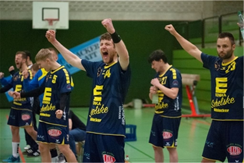 Pure Erleichterung: Die Mühlacker Handballer – im Vordergrund Clemens Kitzberger (li.) und Spielertrainer Kim Kallfass – bejubeln den Sieg gegen die Löwen. Fotos: Fotomoment