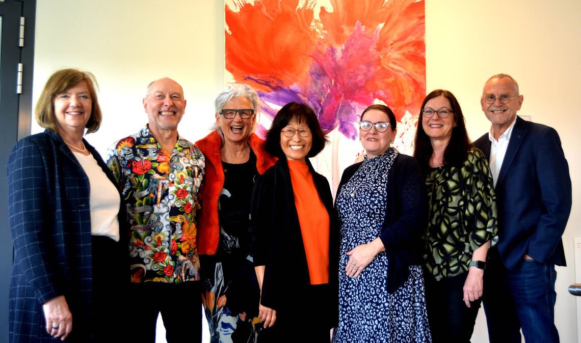 „Pure Lebensfreude“ heißt das Werk von Regina Allgaier im Hintergrund, und diese scheint auf Ulla Haug-Rössler (v.li.), Heinz Barthel, Regina Allgaier, Chong-Im Neukamm, Heike Antoni-Stoitzner, Angela Adam und Erhard Neukamm überzuspringen. Fotos: Stahlfeld